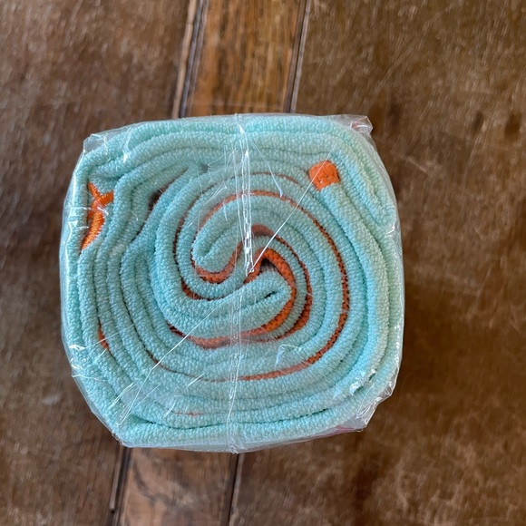 Summer & Rose Yoga Microfiber Towel - Picture 2 of 4